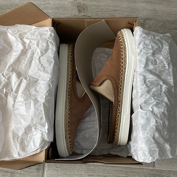 UGG Caleel, slip ons, size 7, brown - Picture 10 of 10